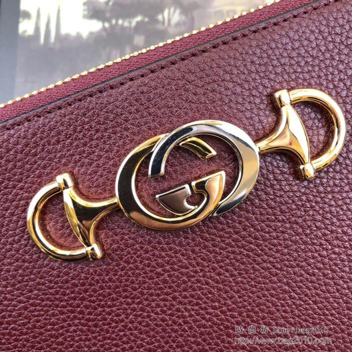 GUCCI古馳 2019新款 Zumi系列 粒面皮革 互扣式G馬銜扣 拉鏈 女款手拿包 570728 棗紅  ydgq3277